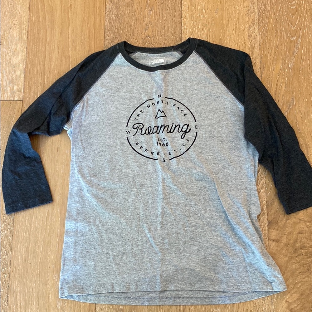 NORTH FACE Women’s baseball style tee NEVER WORN (M)